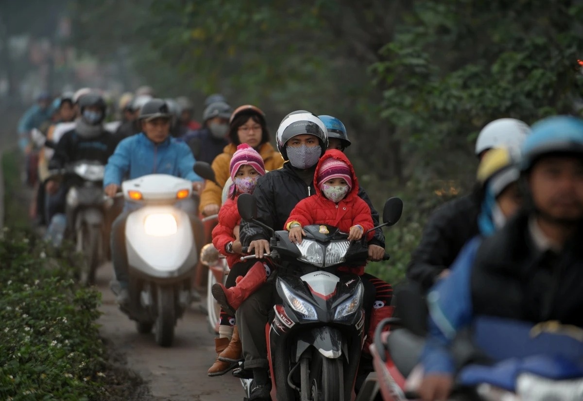Khong 'do mat' canh mua ve Tet, nhieu nguoi tu chay xe may ve que hinh anh