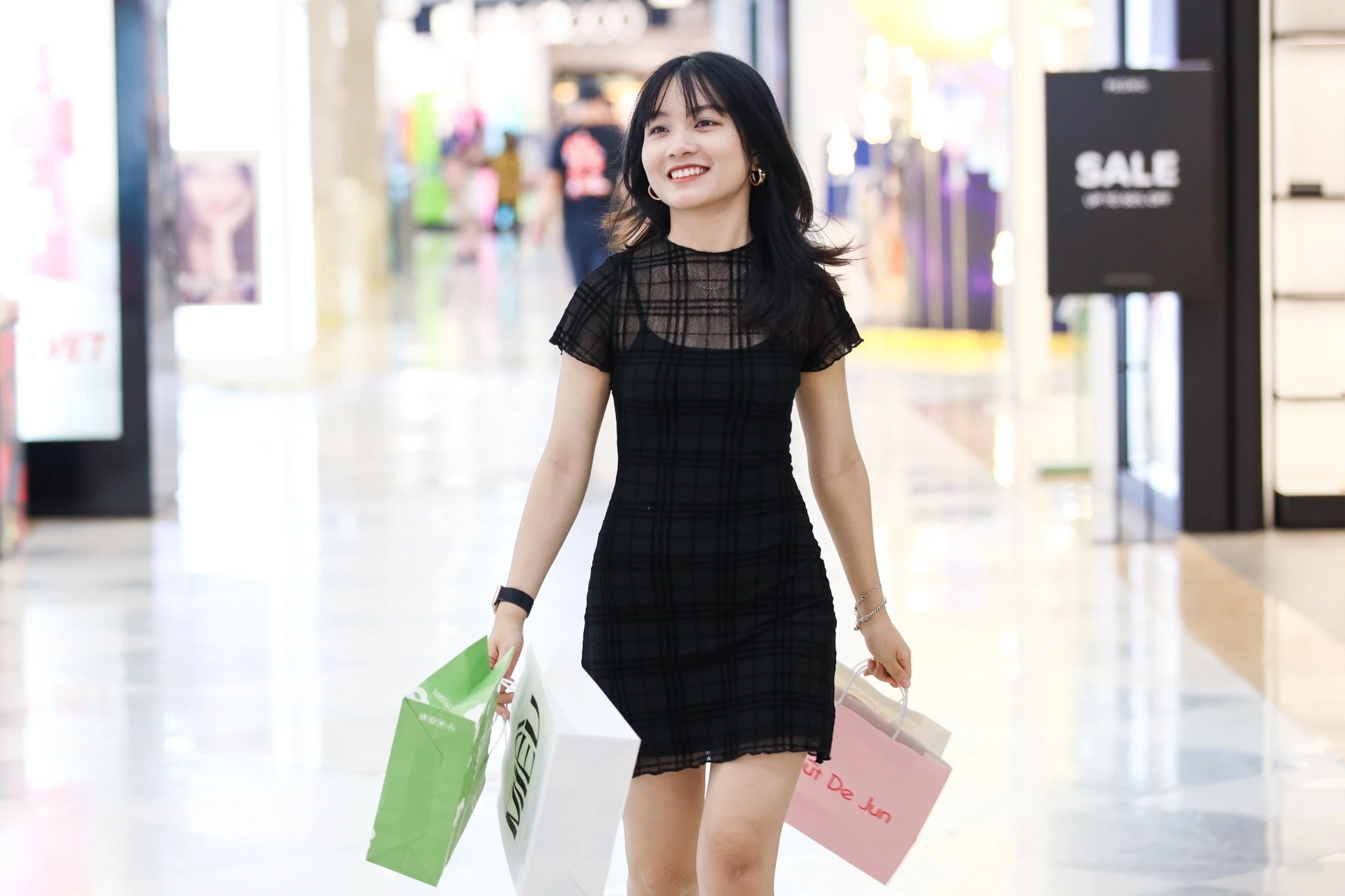 Nguoi tre mua gi voi so tien thuong Tet dau tien kho nhoc kiem duoc? hinh anh