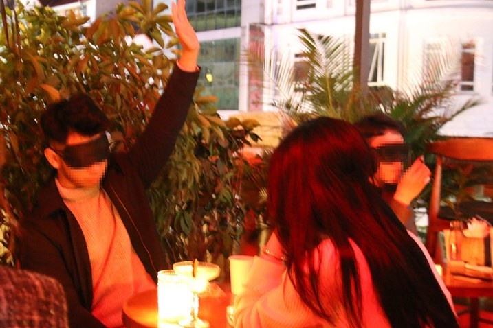 Bit mat hen ho voi nguoi la, chan duoc doi nguoi tai nha hang o Ha Noi hinh anh