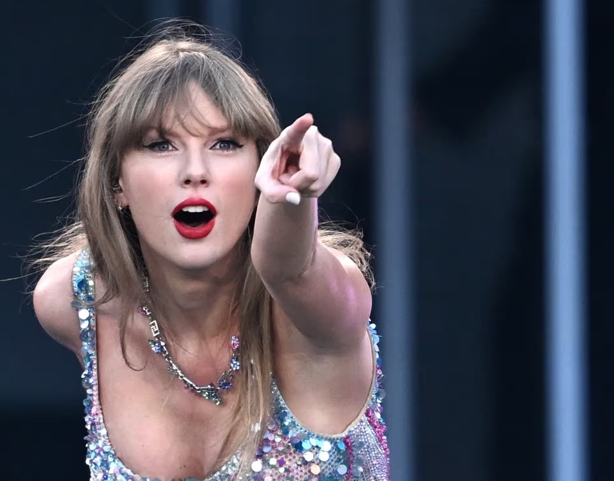 Mo xe vu Taylor Swift bi che gieu vi chuyen bay 8 phut hinh anh