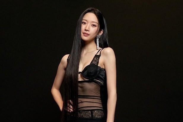 Chiec vay xuyen thau gay tranh cai cua Dolce & Gabbana hinh anh