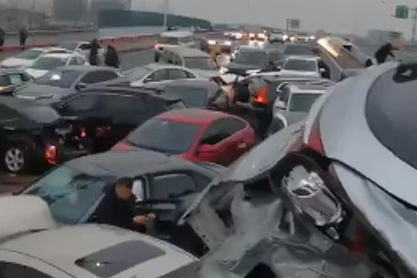 100 oto dam lien hoan, xep chong tren cao toc Trung Quoc hinh anh