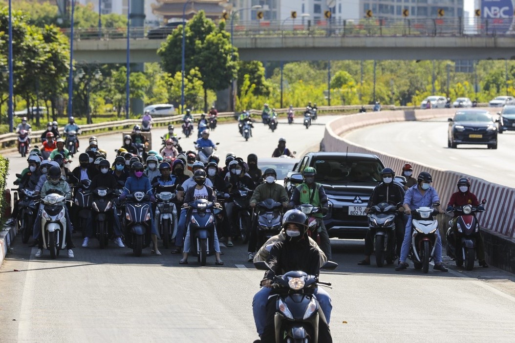 Nguoi dan TP.HCM vat va duoi nang nong gan 38 do C hinh anh