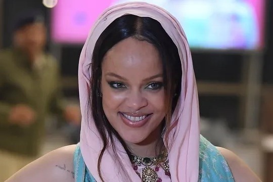 Man bieu dien cua Rihanna truoc ty phu giau nhat chau A hinh anh