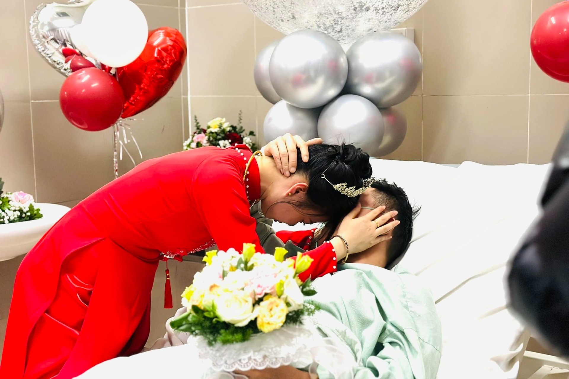 Dam cuoi tren giuong benh gay xuc dong hinh anh