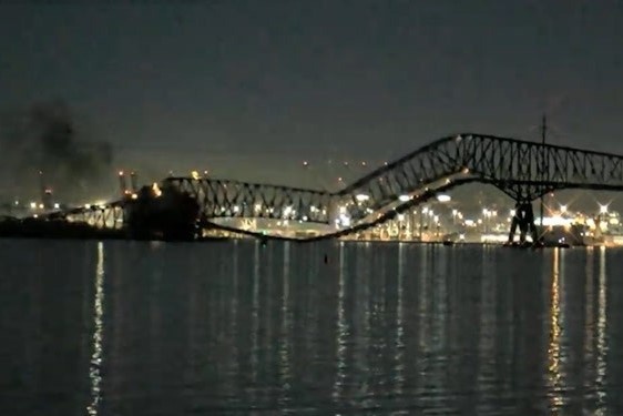 Khoanh khac tau container dam sap cau o My hinh anh