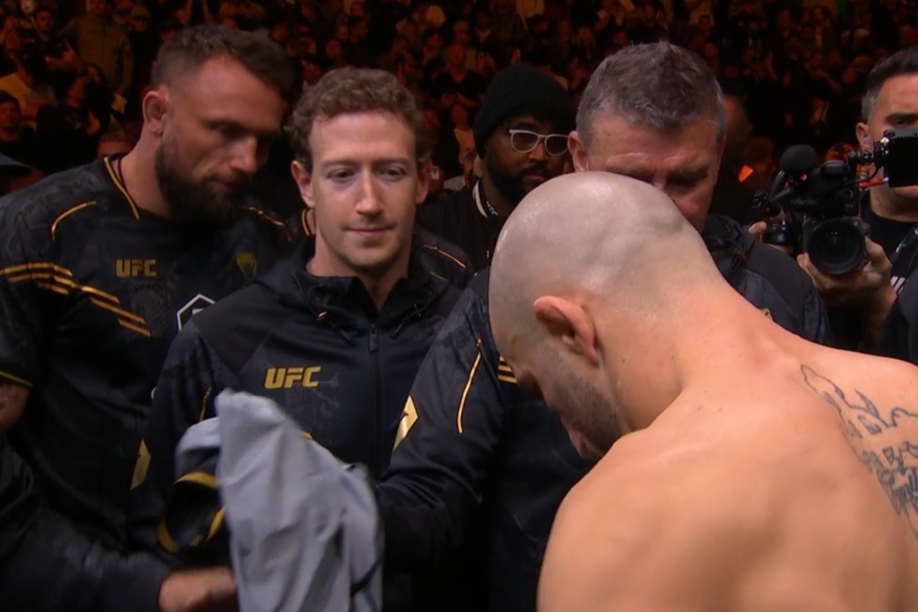 Mark Zuckerberg vung ve giua dan vo si hinh anh