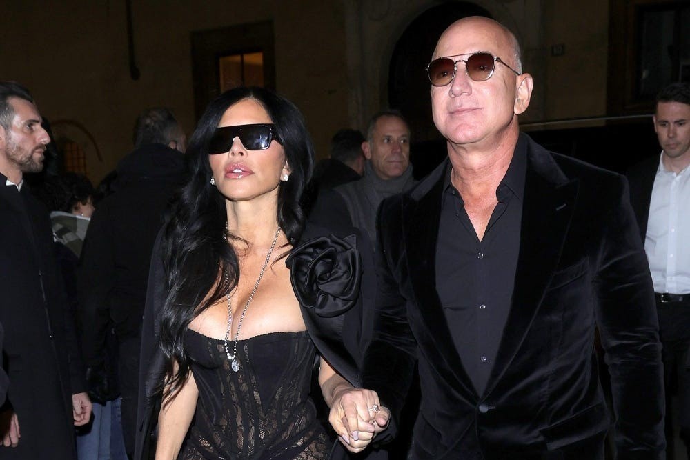 Mark Zuckerberg va Jeff Bezos 'lot xac' hinh anh