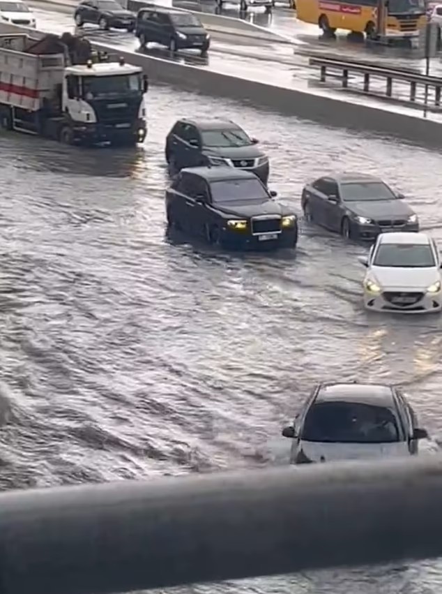 mưa lớn dubai ảnh 6 mua lon dubai anh 6