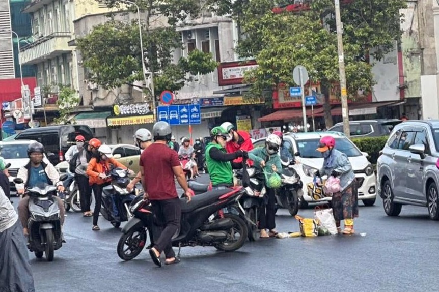 TP.HCM co mua, nhieu nguoi te xe hinh anh