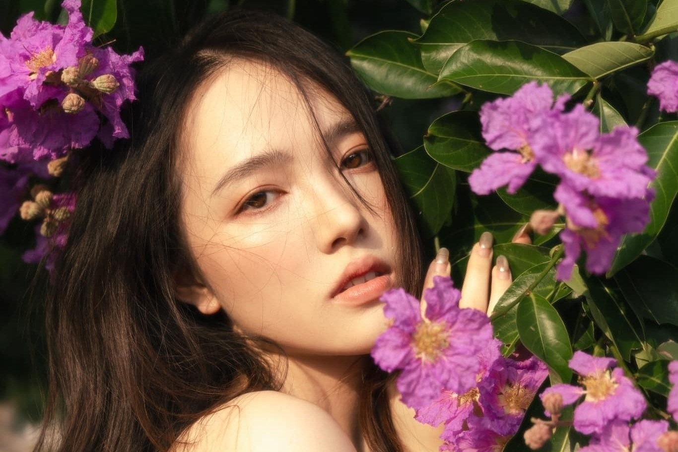 Nang tho chen chan chup anh voi hoa bang lang 'hot trend' hinh anh