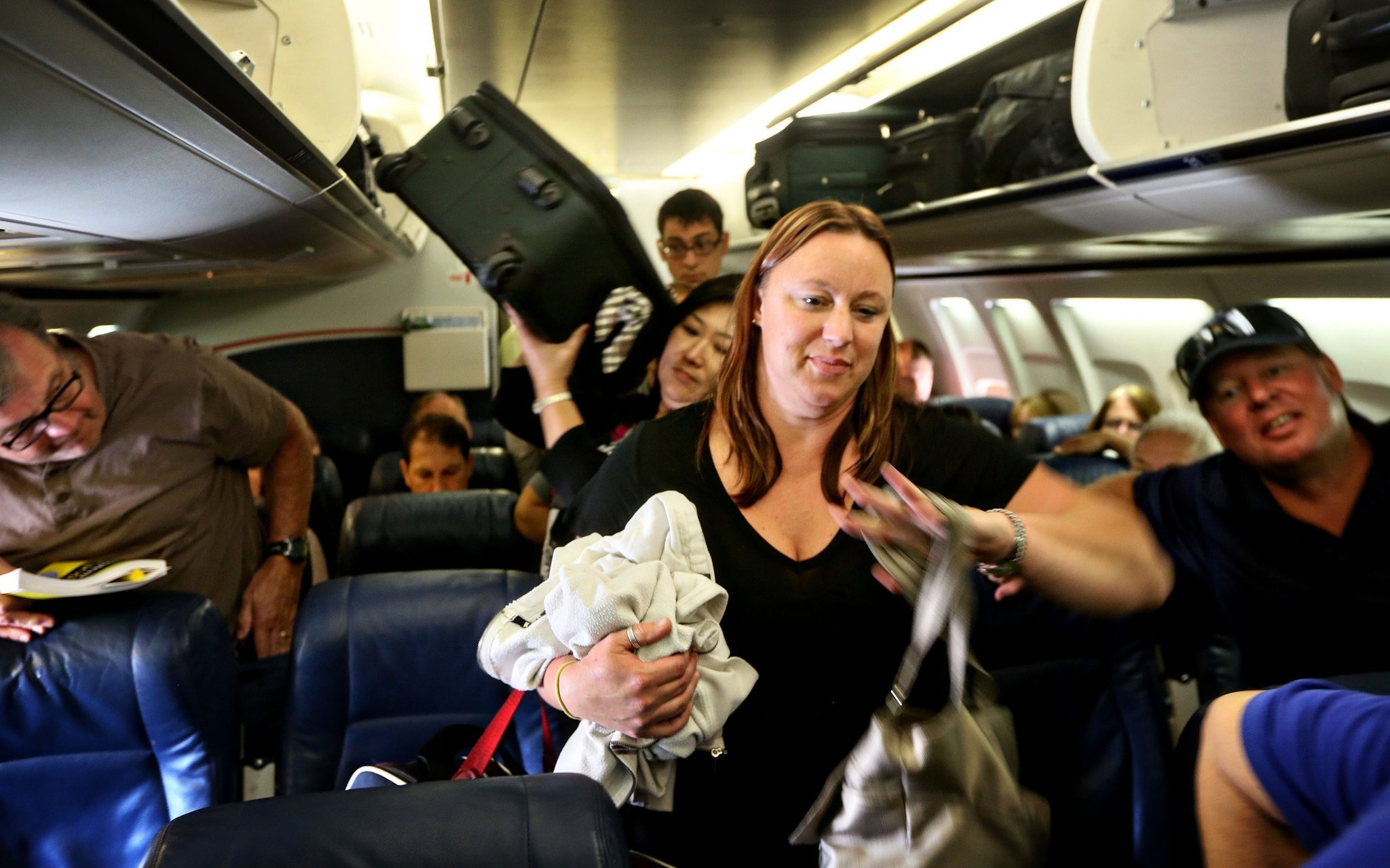 ngu trong khoang hanh ly anh 1