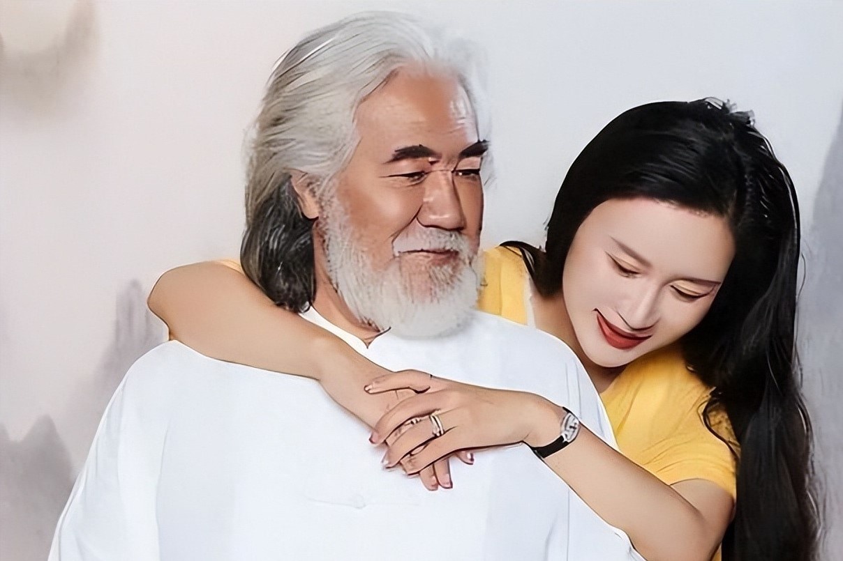 Chuyen tinh lech 30 tuoi cua 'ong trum phim kiem hiep' gay tranh cai hinh anh