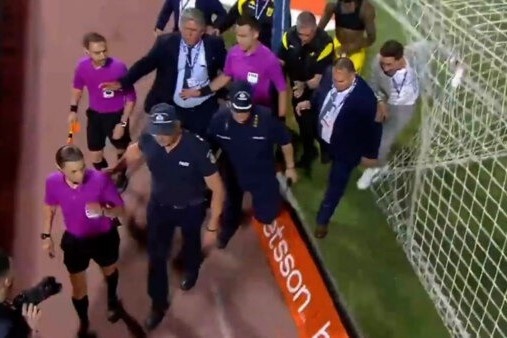 Clip nu trong tai bi cau thu ruot danh hinh anh