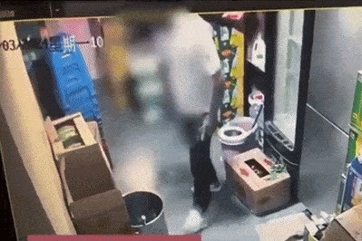 Len di ve sinh roi rua tay trong noi canh o nha hang Trung Quoc hinh anh