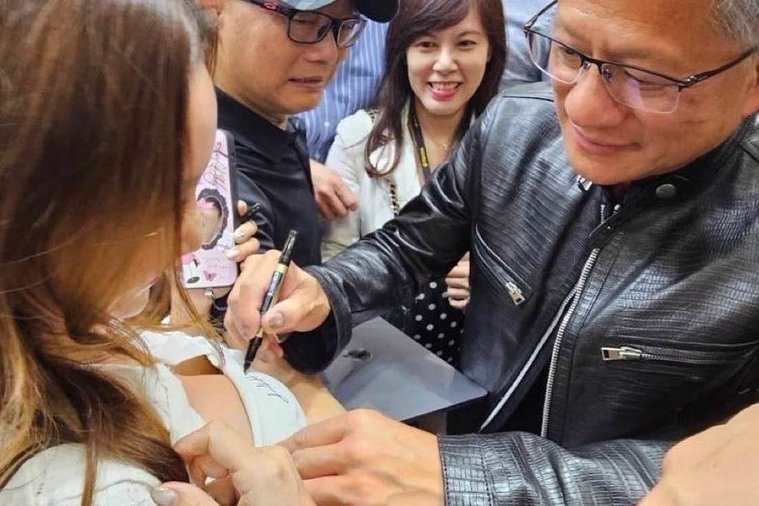 Dang sau buc anh CEO Nvidia ky ten len nguc ao fan nu hinh anh