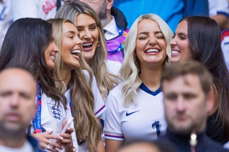 Vo, ban gai cua cau thu Anh an mung tai EURO 2024 hinh anh