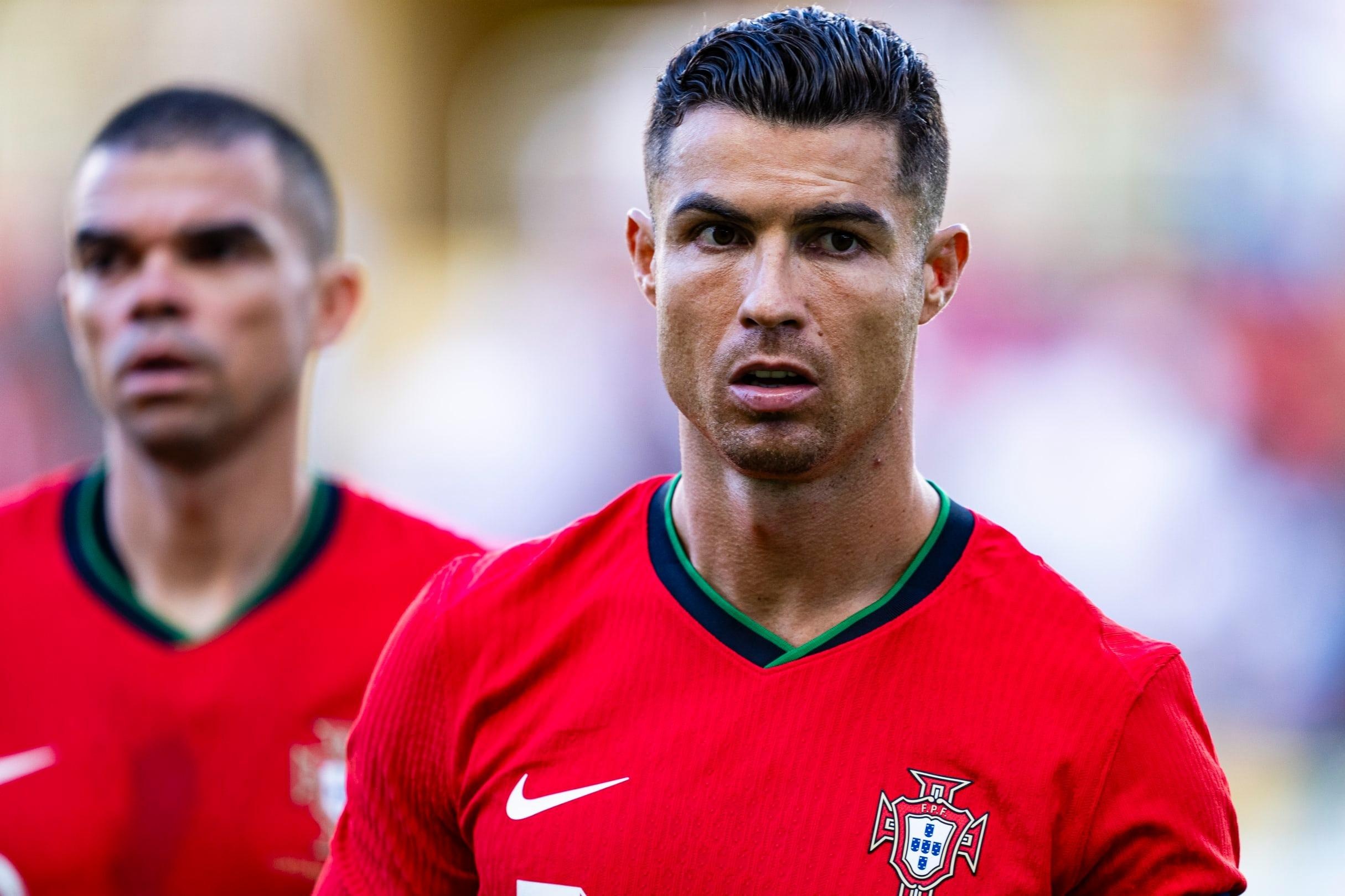 Ronaldo gian du lam lu mo 'ban thang hai huoc nhat EURO' hinh anh