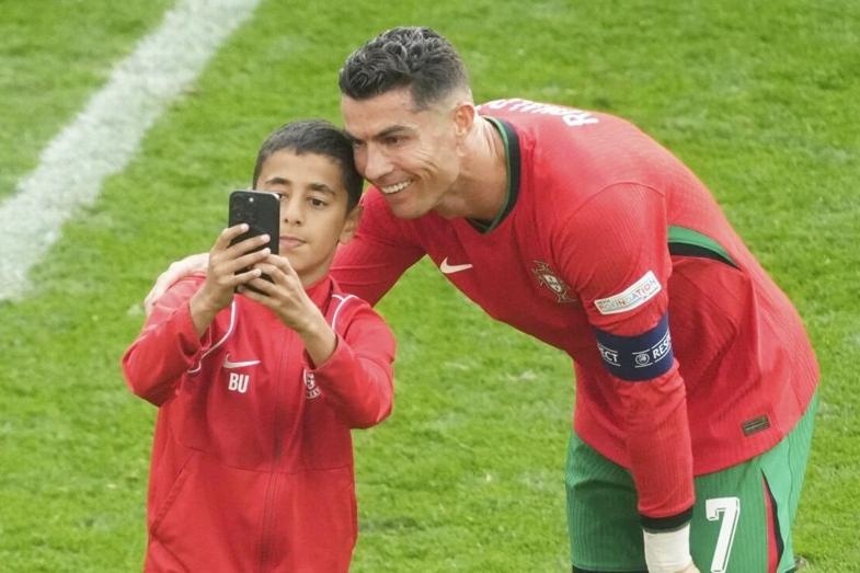 Khoanh khac fan nhi 'chay nhu bay' de selfie voi Ronaldo hinh anh