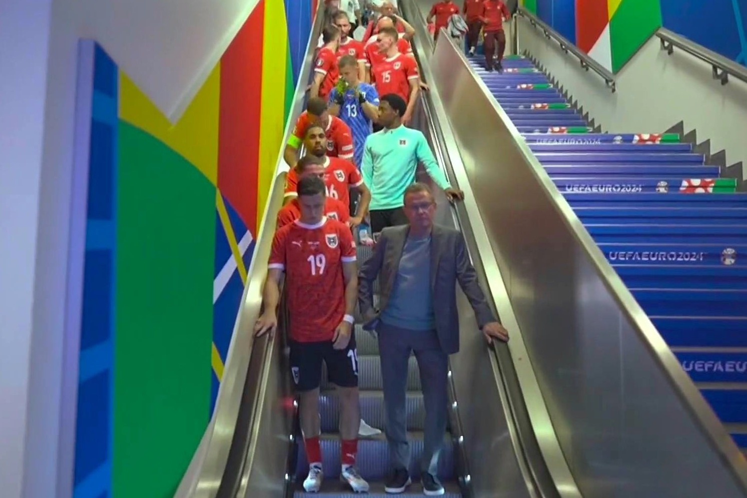 Cau thu vao san bang thang cuon nhu 'di sieu thi' tai EURO 2024 hinh anh