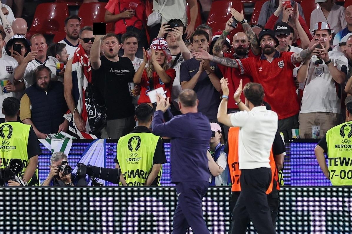 CDV Anh la o, nem coc bia vao HLV Southgate hinh anh