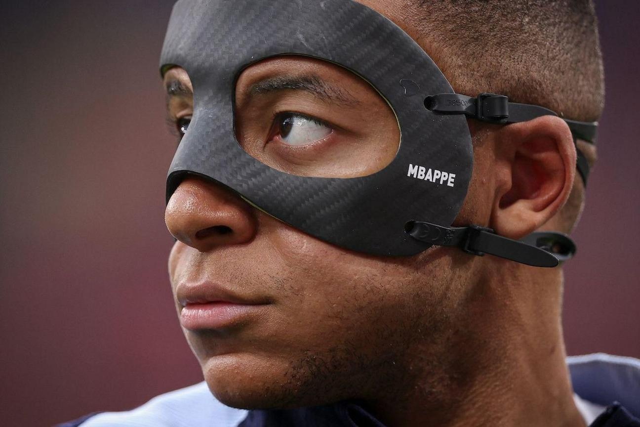 Chiec mat na cua Mbappe co gi dac biet? hinh anh