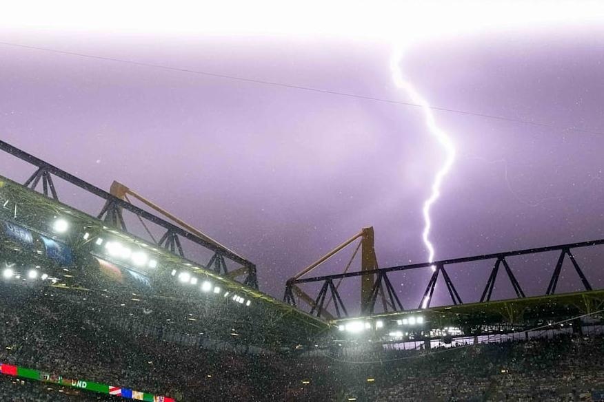 Can canh mua da, sam set kinh hoang trong tran Duc - Dan Mach hinh anh