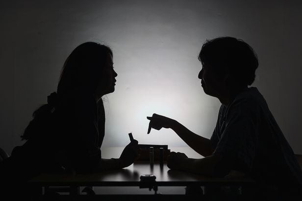 Quan ca phe hen ho 'theo mui' gay tranh luan hinh anh