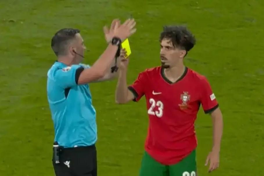 Canh tuong hai huoc trong tran tu ket Phap - Bo Dao Nha hinh anh