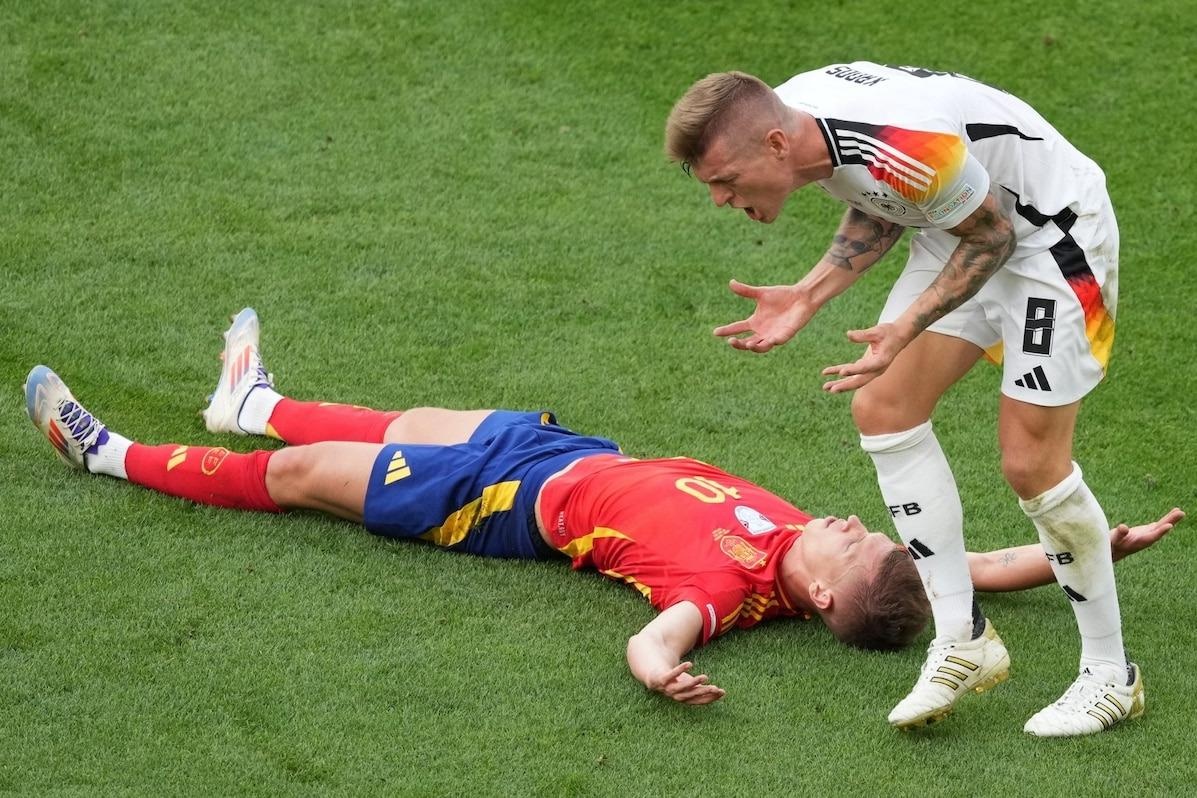 Toni Kroos bi lang ma hinh anh