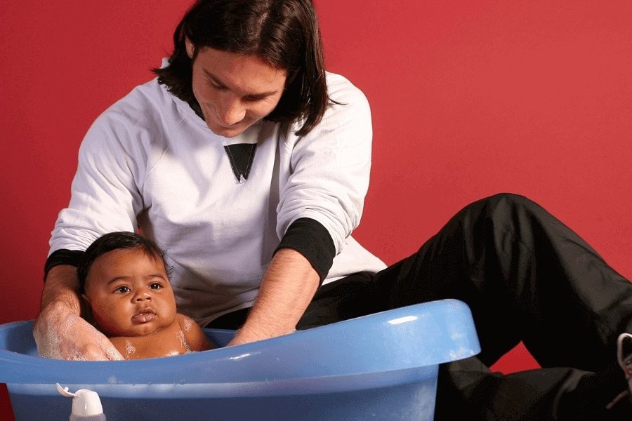 Cau chuyen kho tin phia sau buc anh Messi tam cho Yamal hinh anh