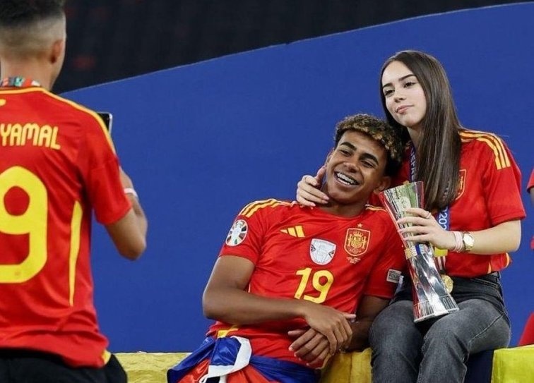 Lamine Yamal cong khai ban gai trong ngay vo dich EURO hinh anh