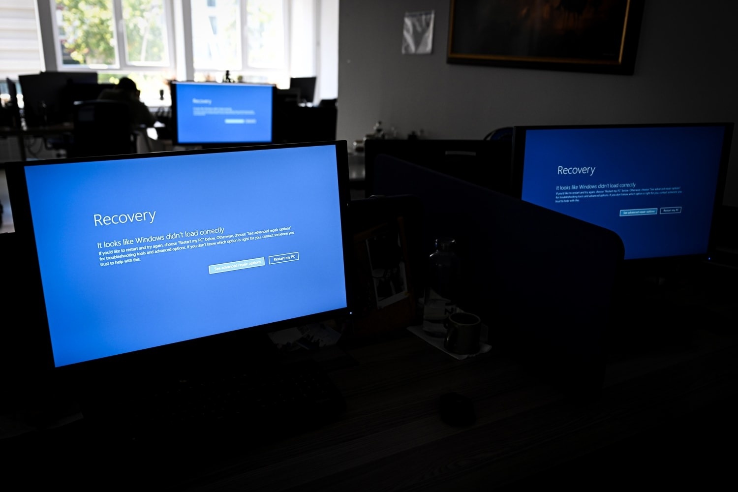 Ai se boi thuong thiet hai sau su co 'man hinh xanh' toan cau? hinh anh