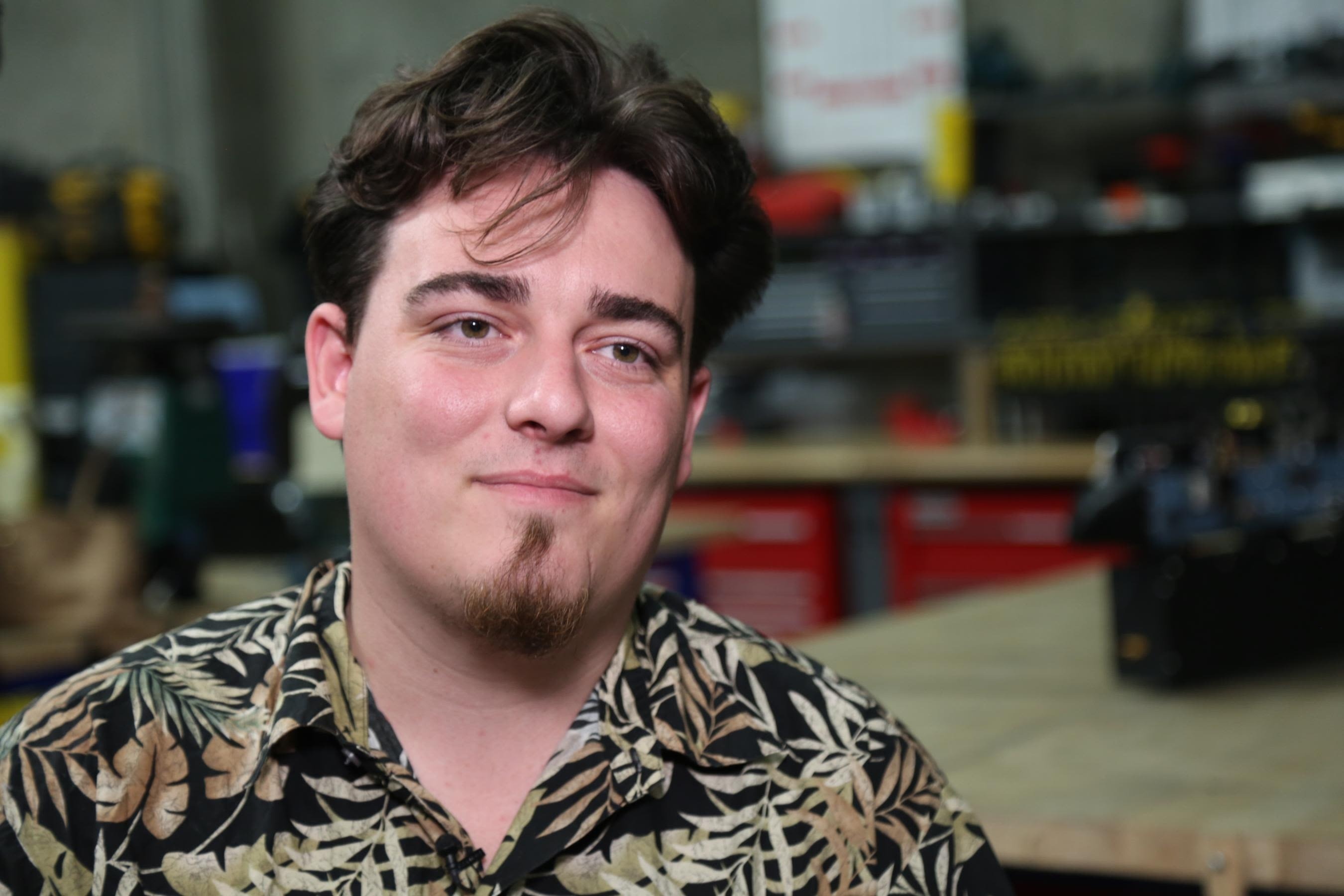 Ty phu My dam don kien sau khi mac ket 10 phut trong thang may hinh anh