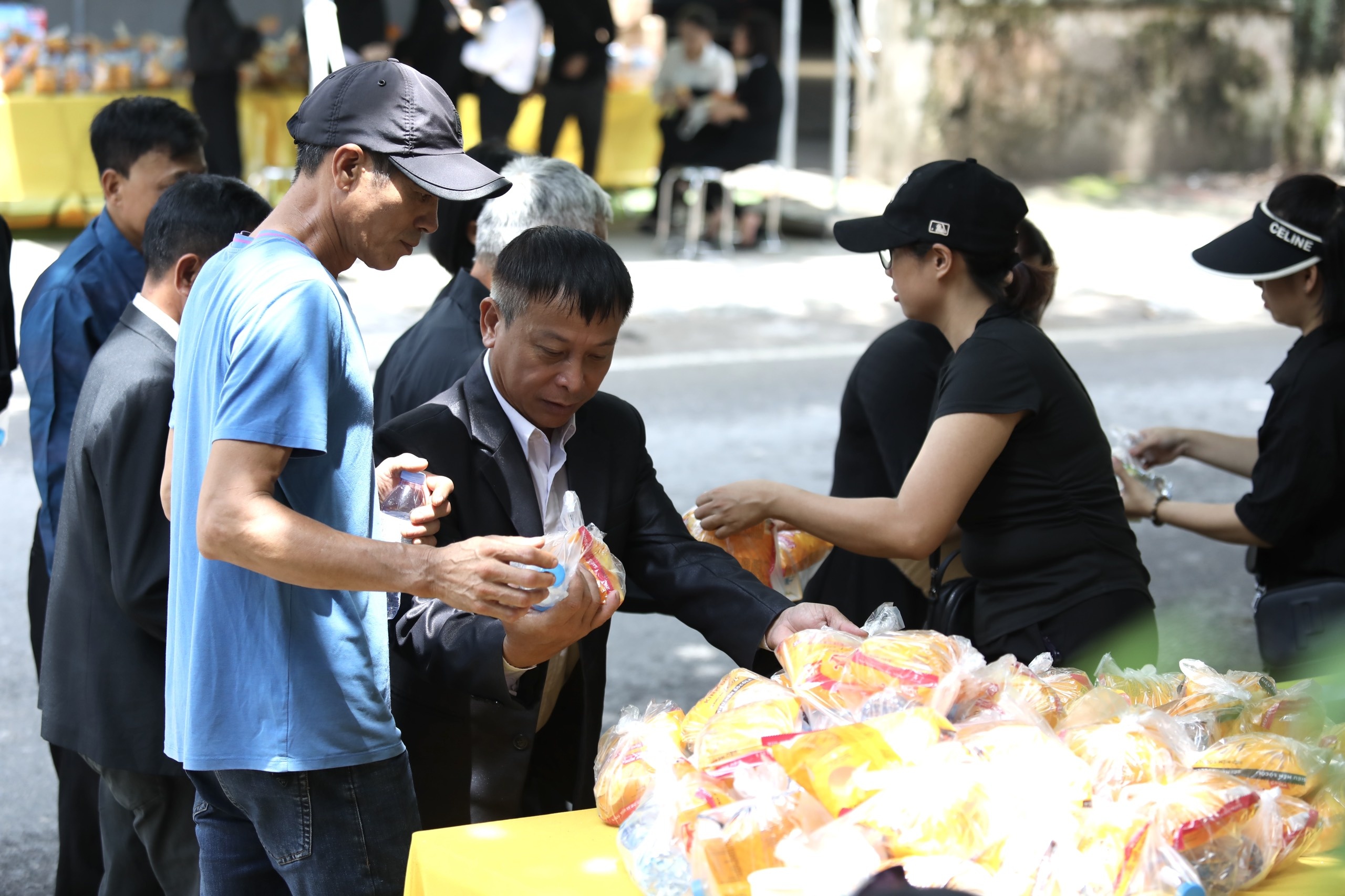 phat banh mien phi,  thon Lai Da,  que tong bi thu, quoc tang tong bi thu, le vieng tong bi thu,  nguyen phu trong anh 1