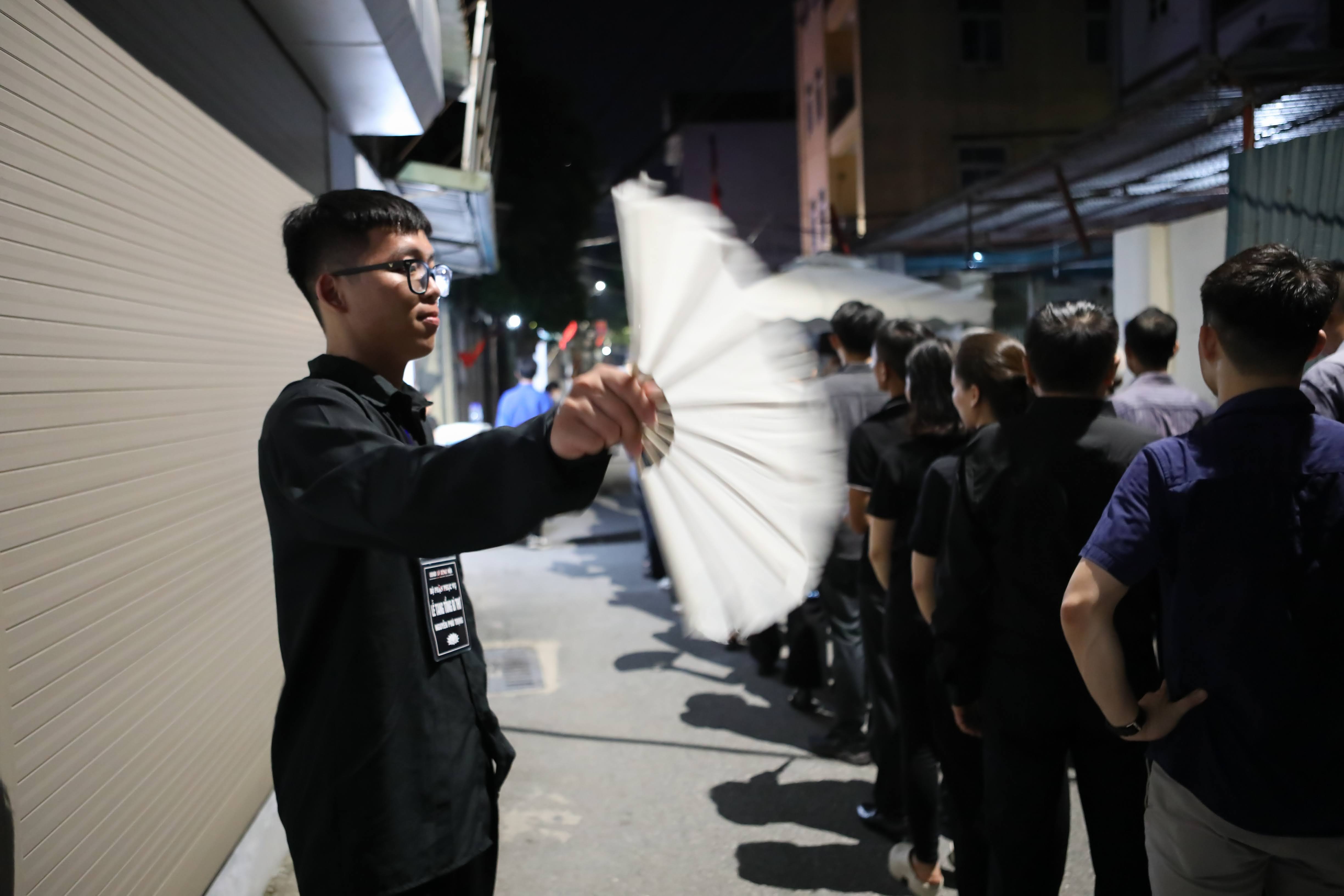 xep hang cho vieng,  lai da dong anh, le vieng tong bi thu, quoc tang tong bi thu anh 7