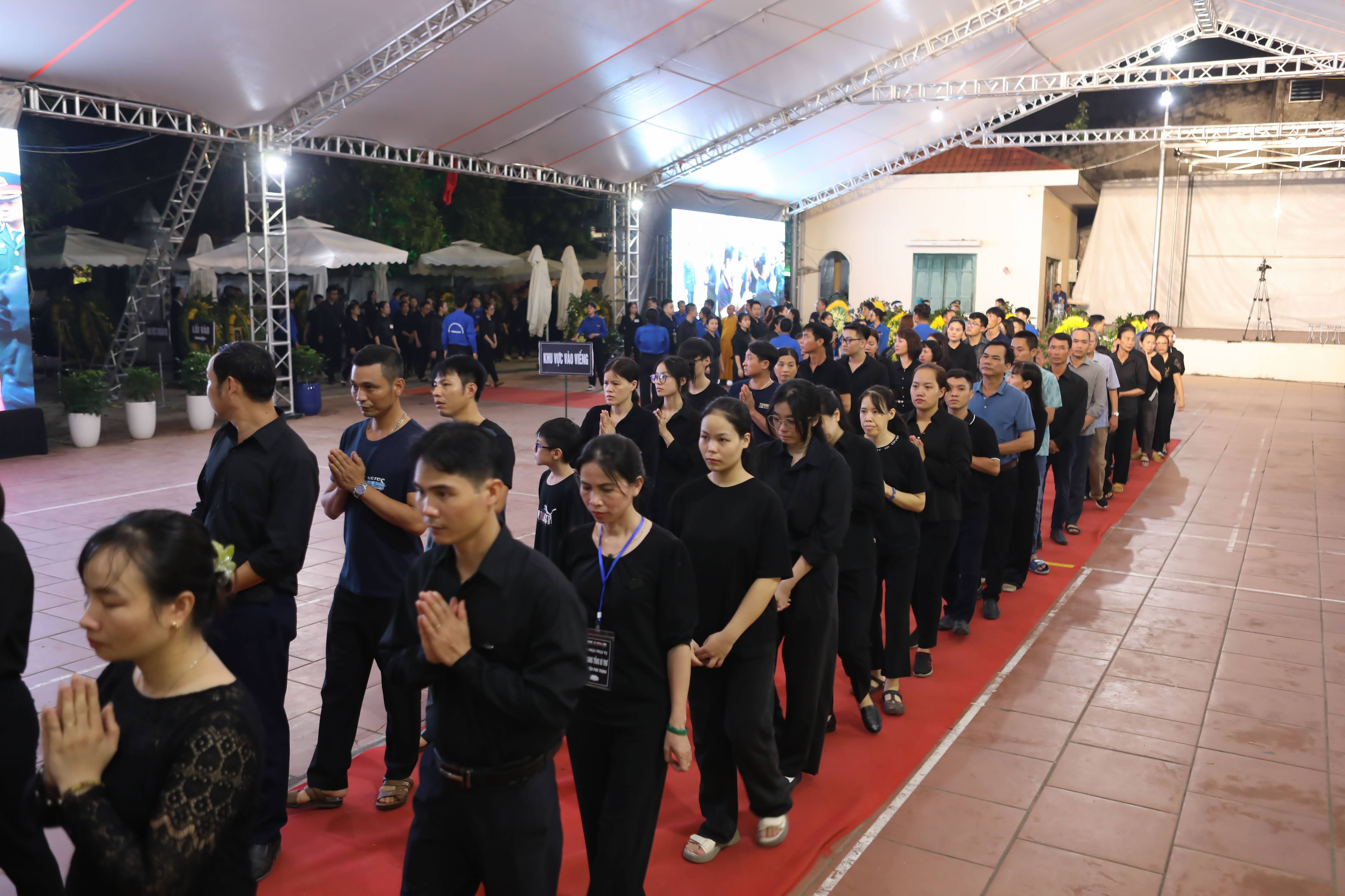 xep hang cho vieng,  lai da dong anh, le vieng tong bi thu, quoc tang tong bi thu anh 4