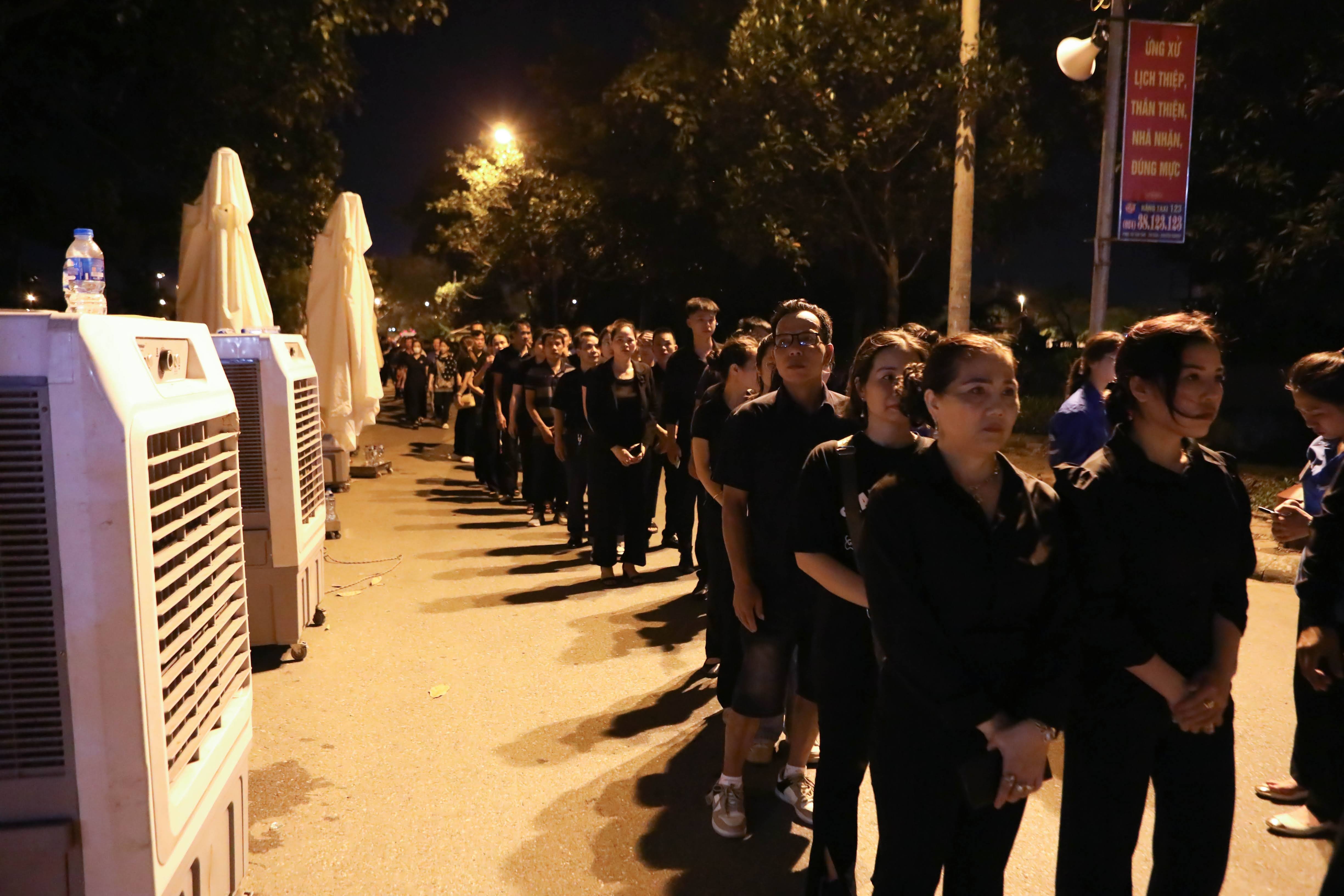 xep hang cho vieng,  lai da dong anh, le vieng tong bi thu, quoc tang tong bi thu anh 8