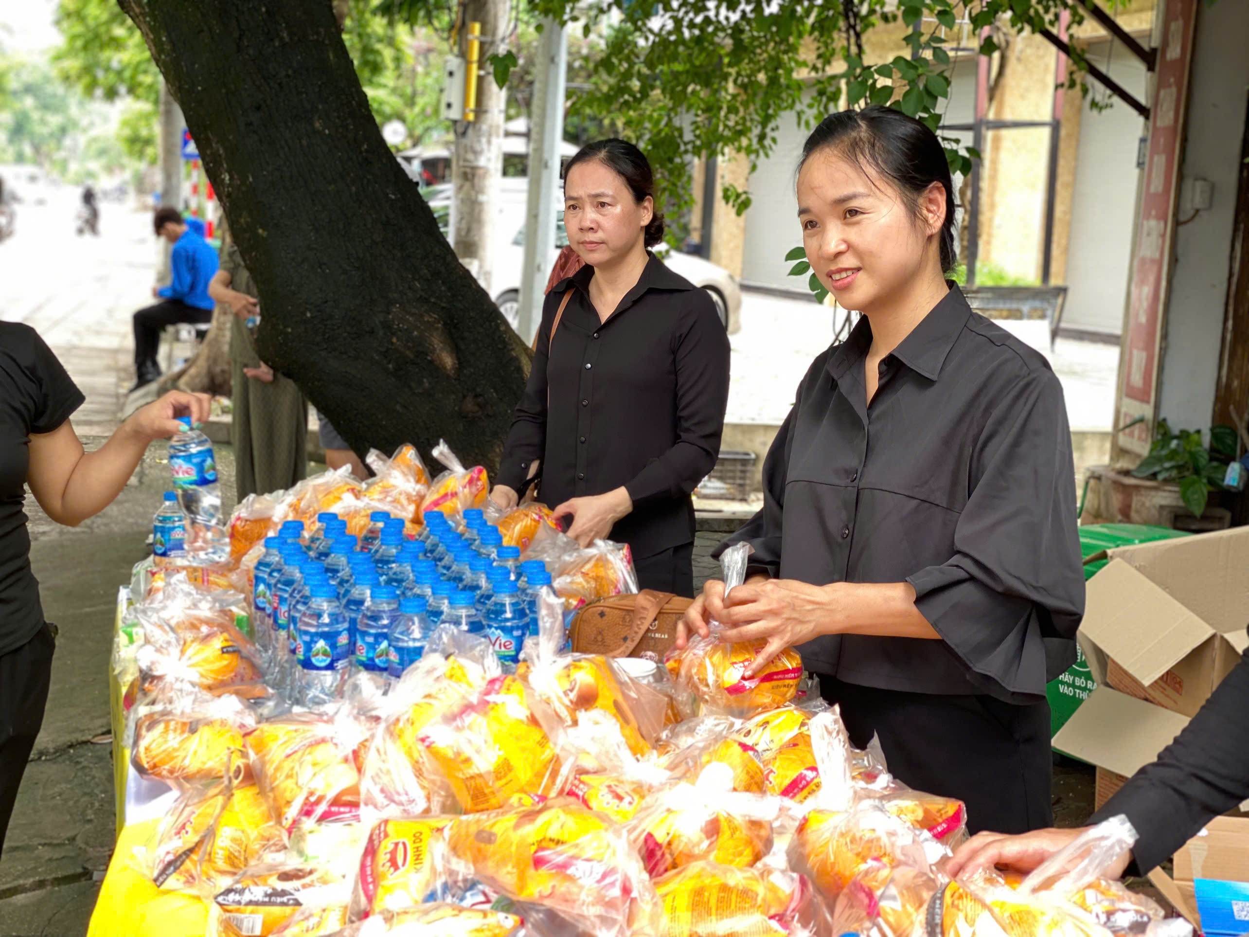 phat banh mien phi,  thon Lai Da,  que tong bi thu, quoc tang tong bi thu, le vieng tong bi thu,  nguyen phu trong anh 2