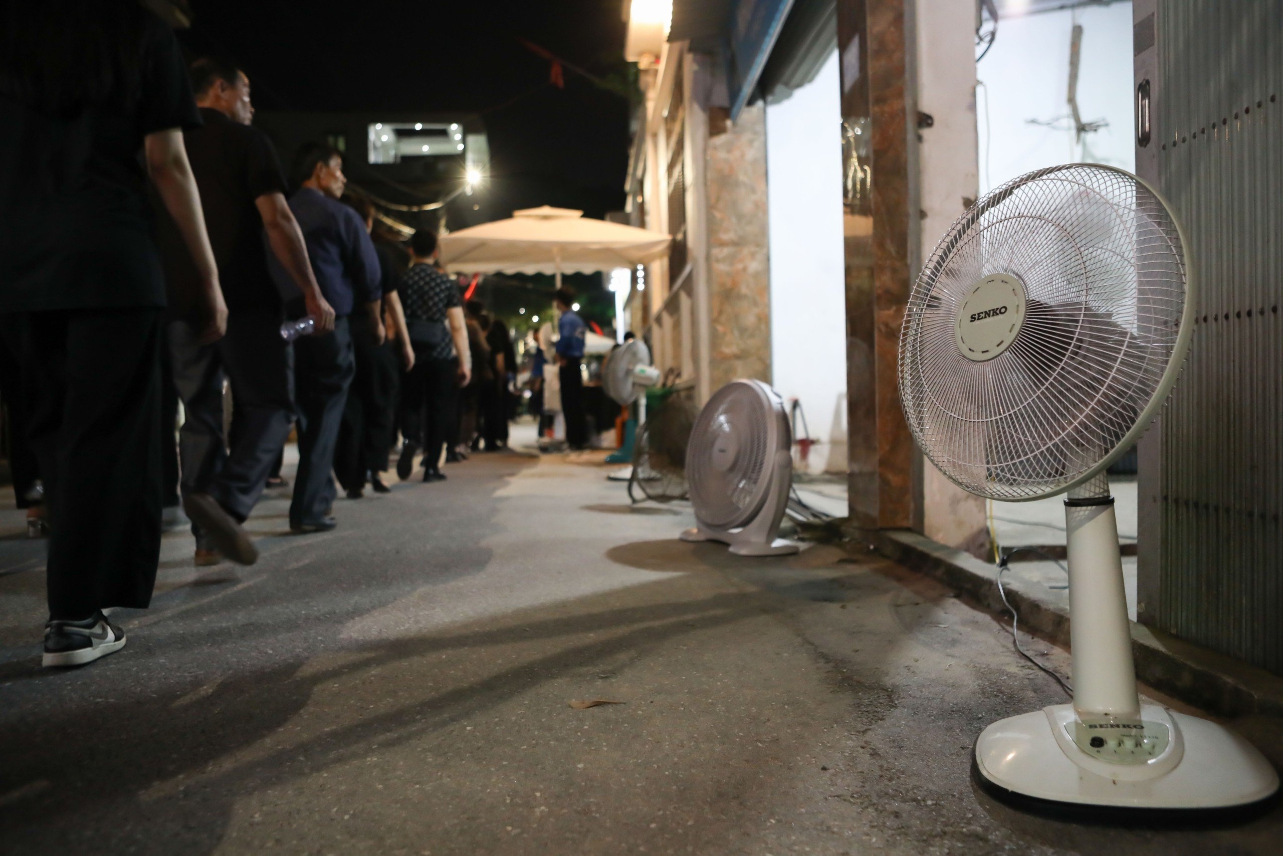 xep hang cho vieng,  lai da dong anh, le vieng tong bi thu, quoc tang tong bi thu anh 6