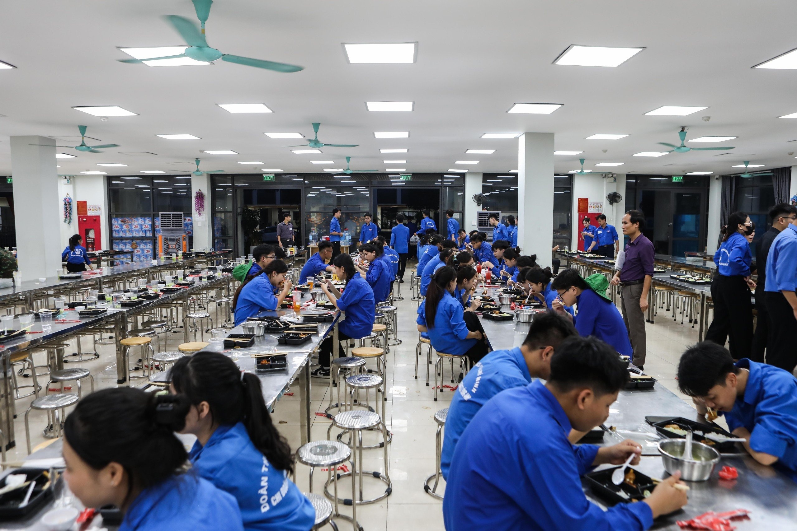 xep hang cho vieng,  lai da dong anh, le vieng tong bi thu, quoc tang tong bi thu anh 9