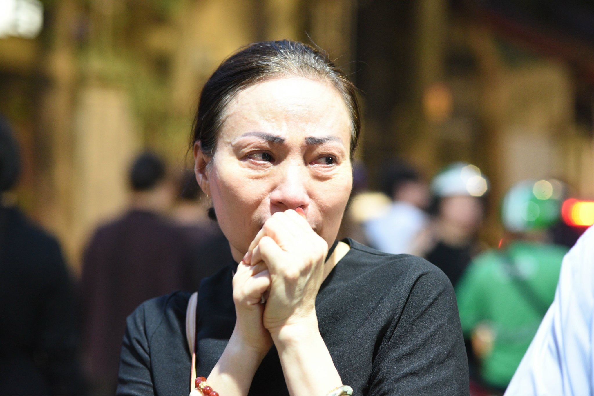 Nhieu nguoi khong kim duoc nuoc mat sau khi vieng Tong Bi thu hinh anh