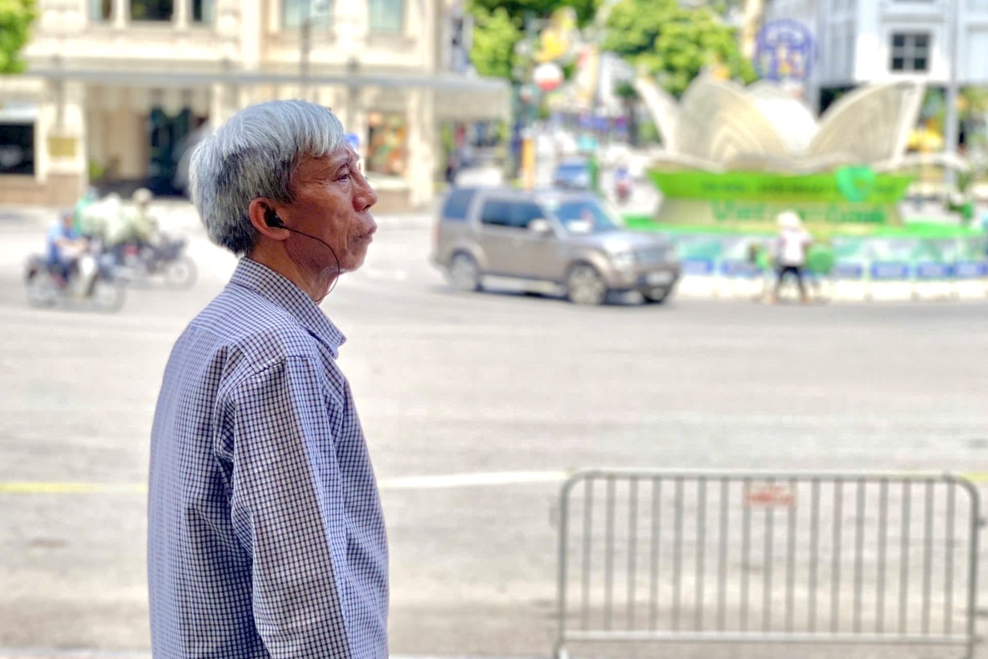 Nguoi dan doi nang cho tien Tong Bi thu o Nha hat Lon hinh anh