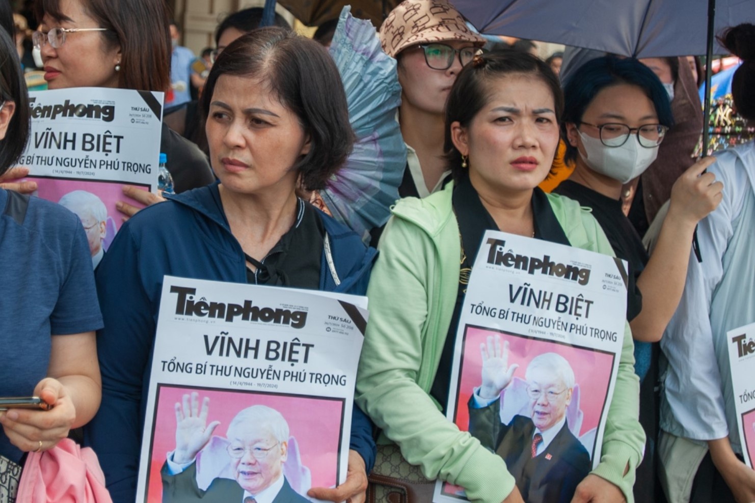 Nhieu nguoi cho o Nha hat Lon de tien biet TBT Nguyen Phu Trong hinh anh