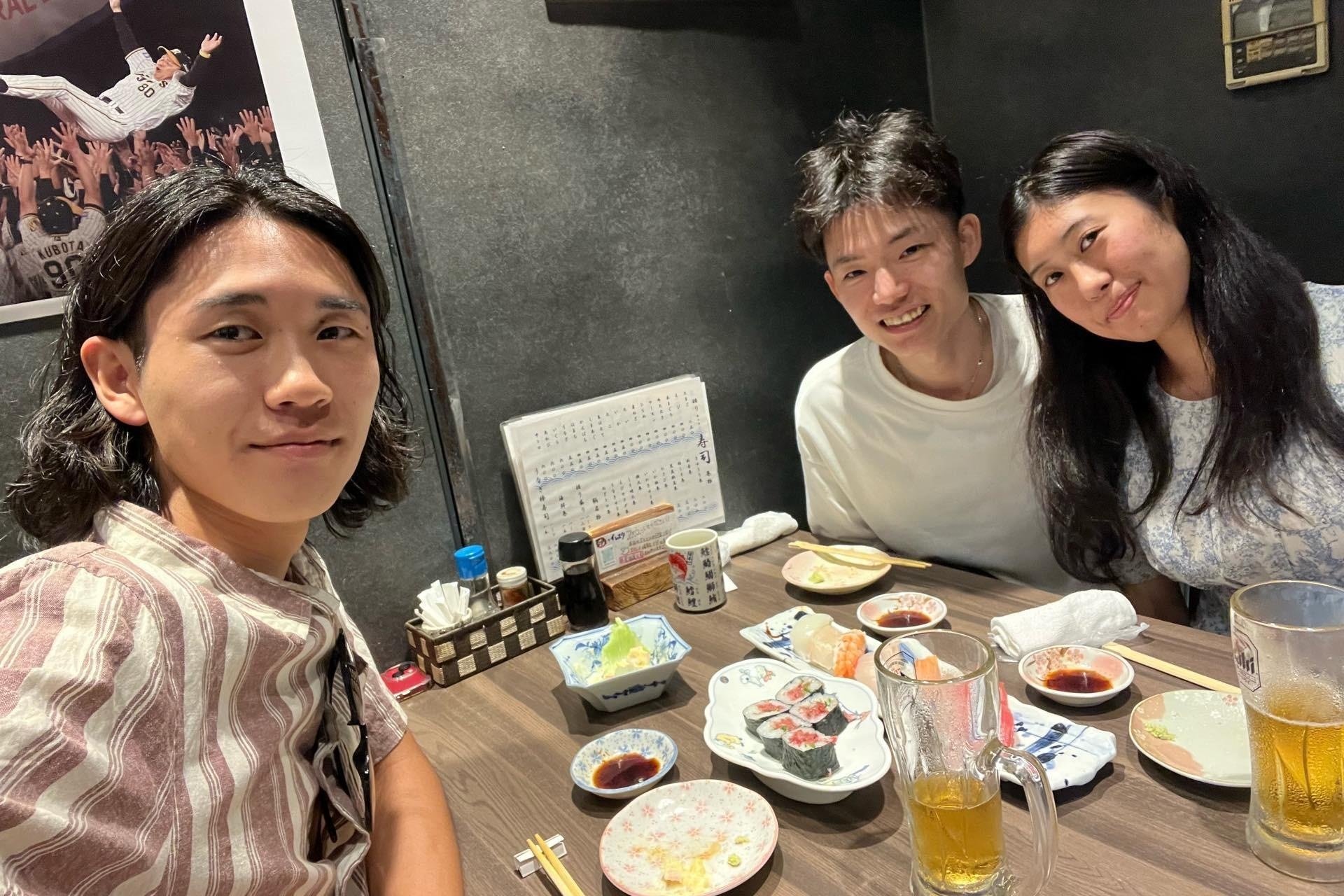 Nguoi phu nu Nhat Ban song chung voi chong va ban trai hinh anh