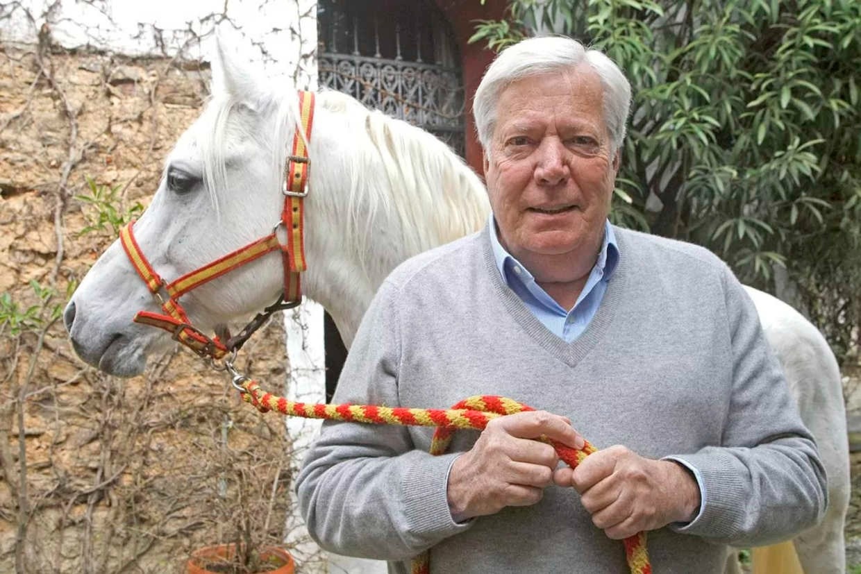 Ty phu Hermes trang tay sau khi nhan nguoi lam vuon lam con nuoi hinh anh