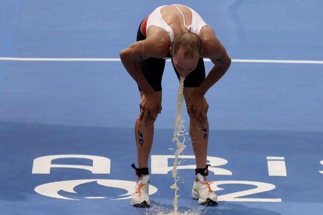 Cac VDV nhiem benh, bo thi Olympic sau khi boi qua song Seine hinh anh