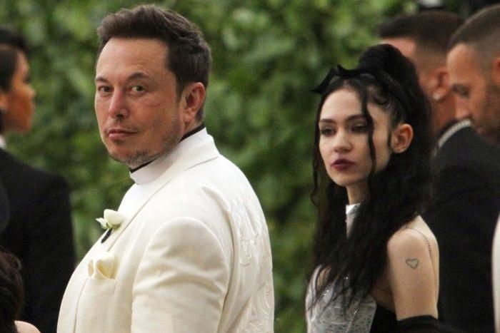 Elon Musk va ban gai cu dua nhau ra toa hinh anh
