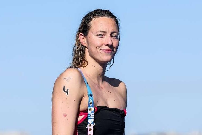 Leonie Beck non oi 9 lan sau khi boi qua song Seine tai Olympic Paris hinh anh