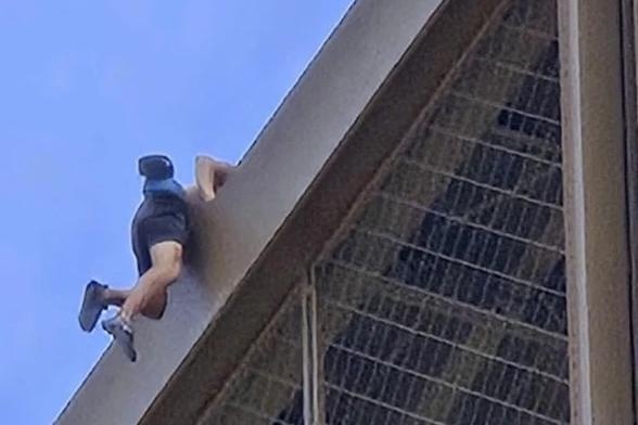 Canh tuong gay soc o thap Eiffel ngay truoc le be mac Olympic 2024 hinh anh